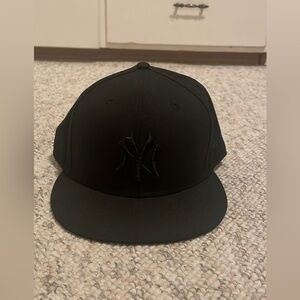 New Era Flat Brim 59FIFTY Essential New York Yankees MLB Black Fitted Cap